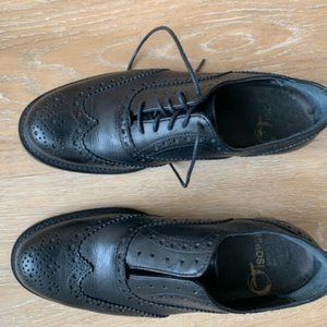 Beautiful women's leather oxford shoes - size 6